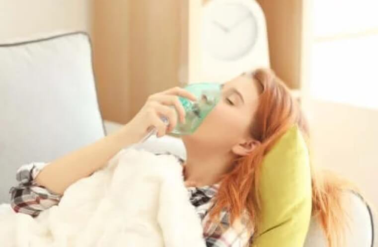 γυναίκα με μάσκα