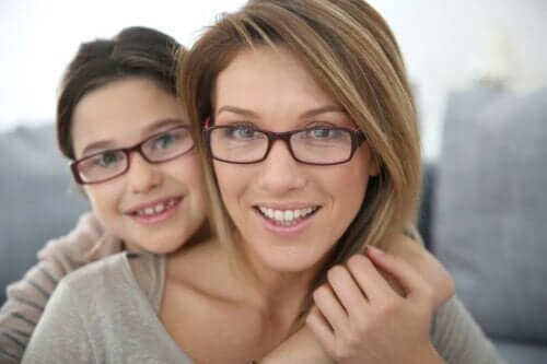 Μητέρα και κόρη φορούν γυαλιά