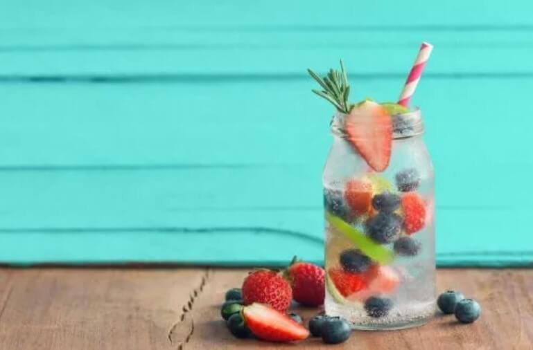 σπιτικό ποτό με φρούτα