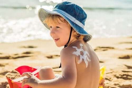 Παιδί στην παραλία φορά καπέλο