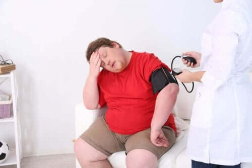 Παχύσαρκος άνδρας εξετάζεται από γιατρό
