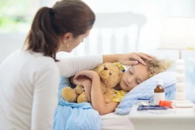 παιδί στο κρεβάτι