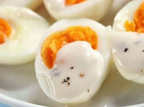 Αβγά με σως γιαουρτιού