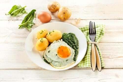 Αβγά, πατάτες, και λαχανικά σε πιάτο