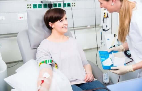 Γυναίκα δωρίζει αίμα