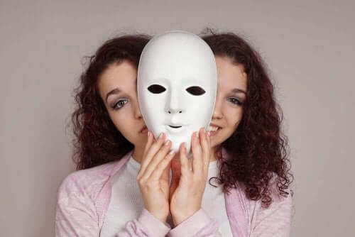 Γυναίκα με διπολική διαταραχή κρατά μάσκα