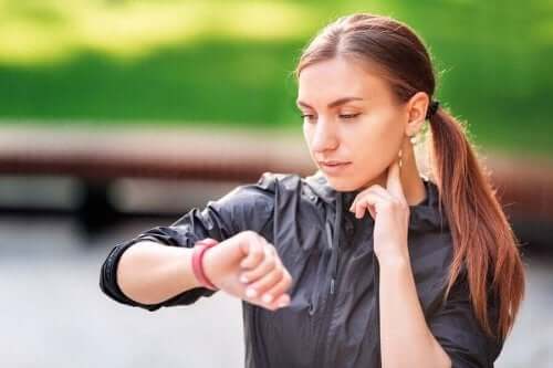 Γυναίκα παίρνει τον σφυγμό της