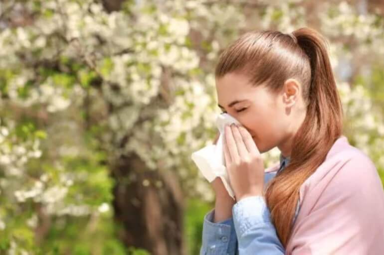 γυναίκα φτερνίζεται