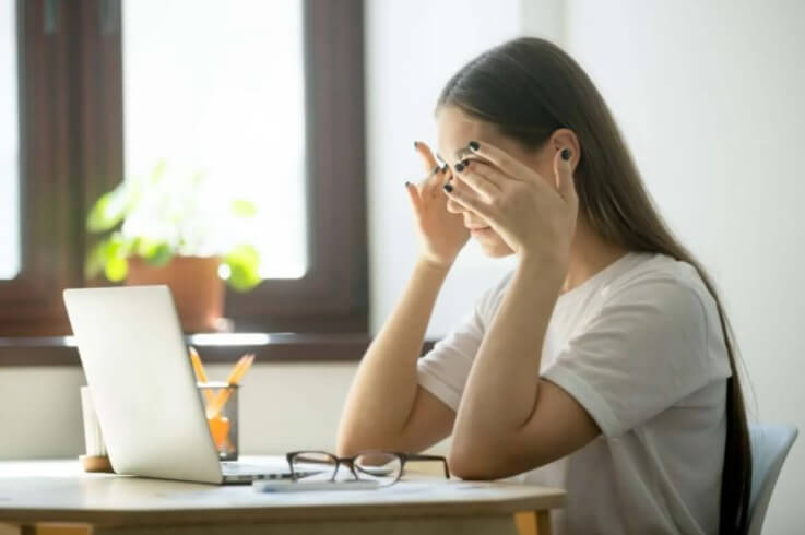 γυναίκα με πονοκέφαλο