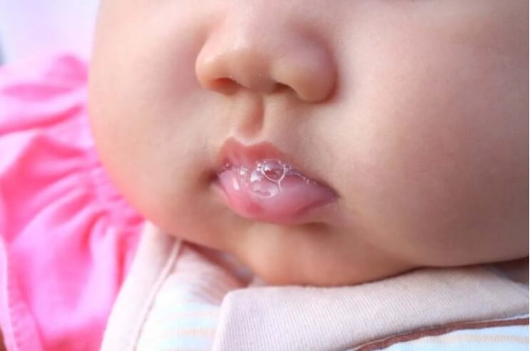 παιδικό στόμα με σάλιο