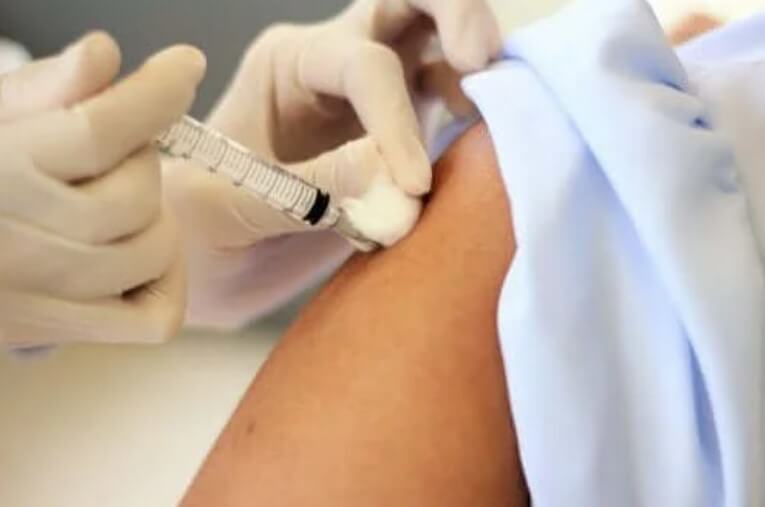 εμβόλιο σε χέρι