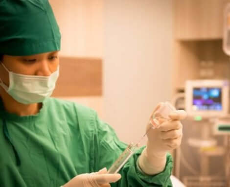 Γιατρός ετοιμάζει ένεση