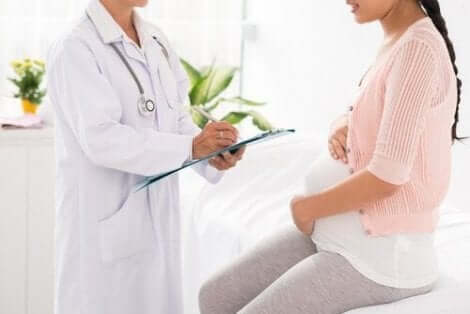Γιατρός μιλά με έγκυο