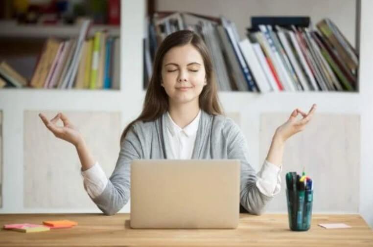 γυναίκα σε υπολογιστή