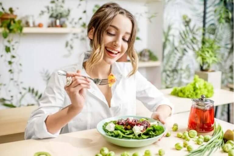 γυναίκα τρώει σαλάτα