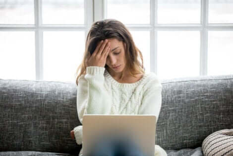 Γυναίκα θλιμμένη μπροστά από υπολογιστή επηρεάζει το άγχος την καρδιά