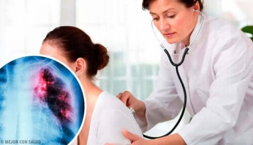 Μία γιατρός εξετάζει ασθενή