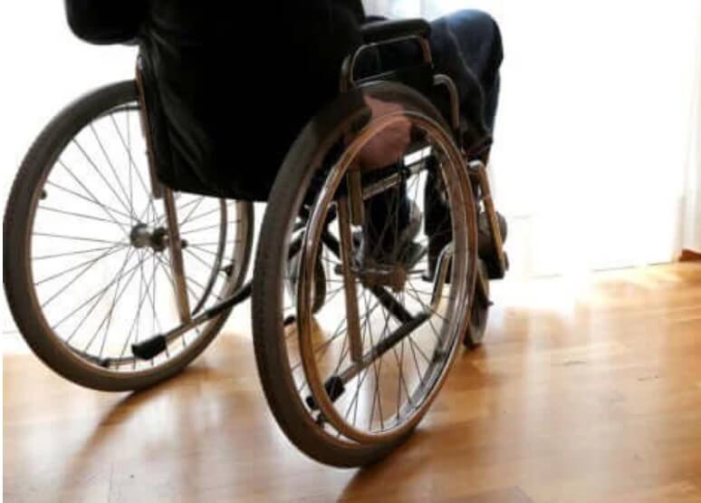 άνδρας σε καρότσι