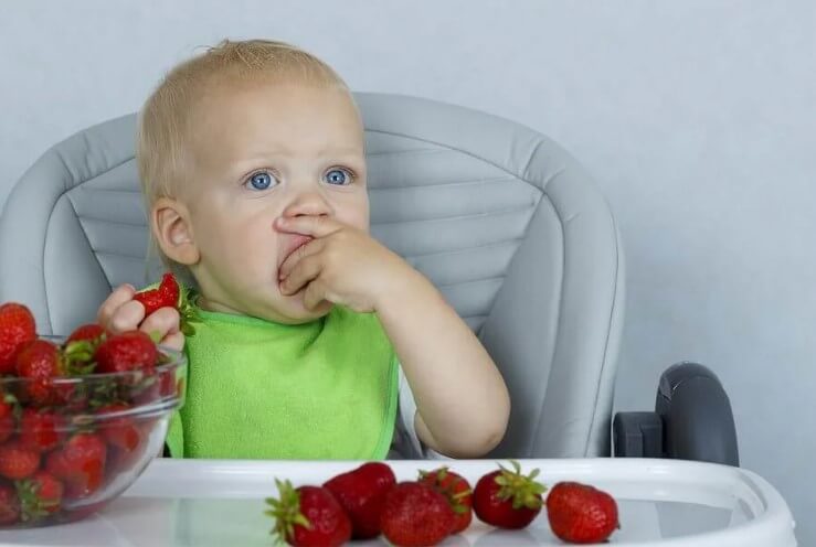 μωρό τρώει φράουλες