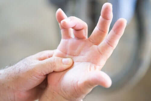 Εκτινασσόμενος δάκτυλος: Κύρια συμπτώματα και θεραπείες