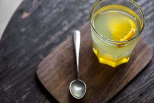 Ένα ποτήρι με χυμό λεμονιού