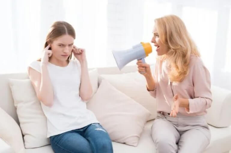 Το να φωνάζετε στα παιδιά τα βλάπτει μακροπρόθεσμα