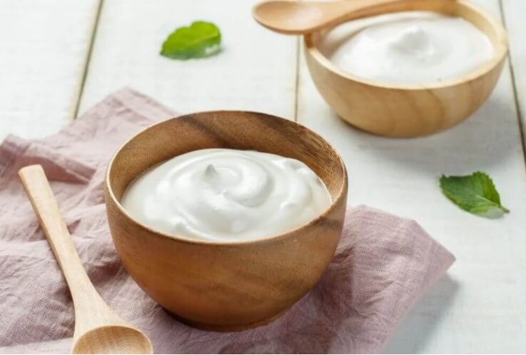 γιαούρτι σε ξύλινο