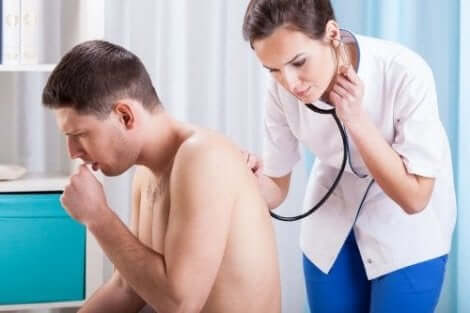 Γιατρός εξετάζει άνδρα που βήχει