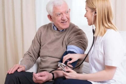 Γιατρός μετρά την πίεση ηλικιωμένου