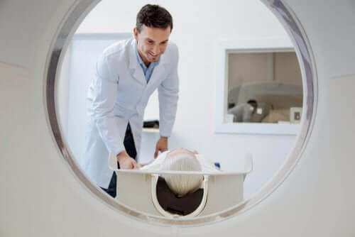 Γιατρός πάνω από ασθενή