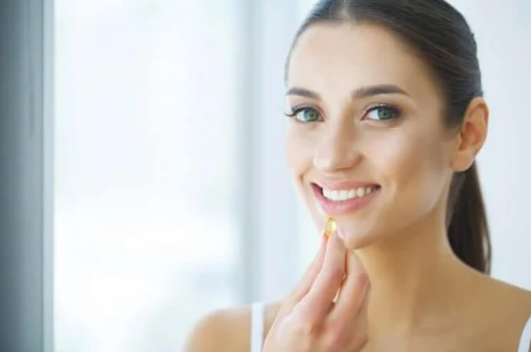 γυναίκα παίρνει προβιοτικά