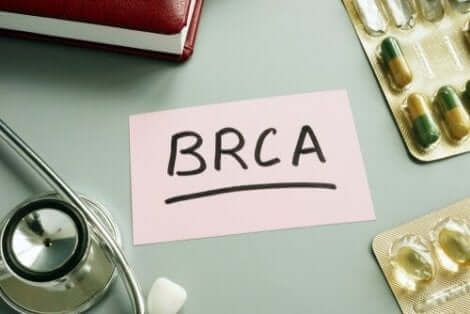 Γραφείο με χάπια και χαρτί που γράφει BRCA