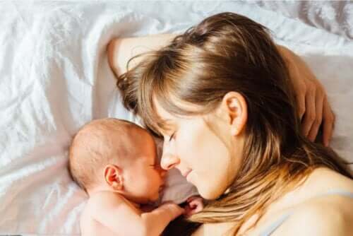 Γυναίκα κοιμάται με το μωρό της