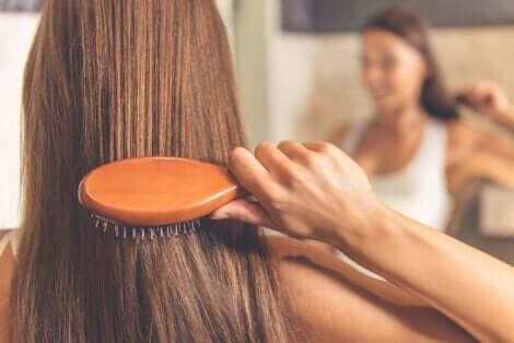 Γυναίκα βουρτσίζει τα μαλλιά της