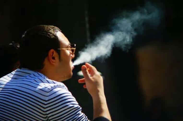 άνδρας καπνίζει