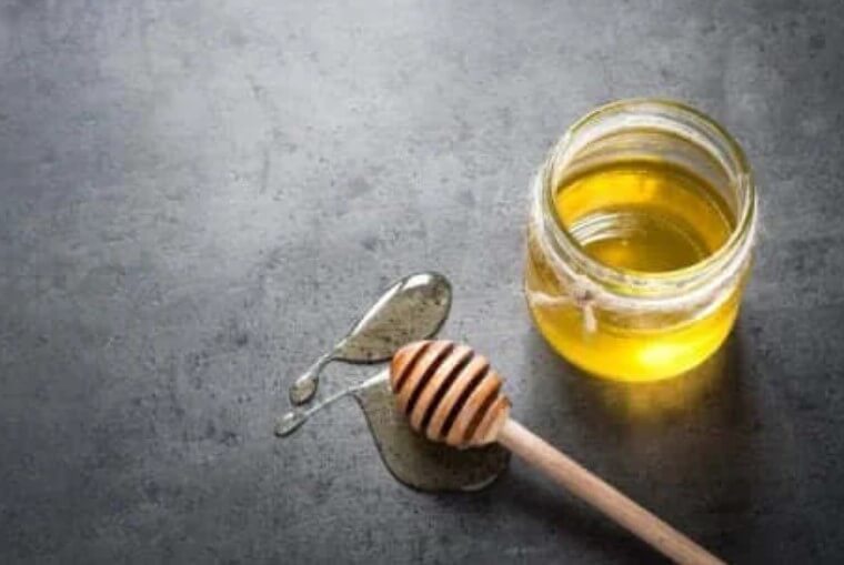 μέλι στο πάτωμα