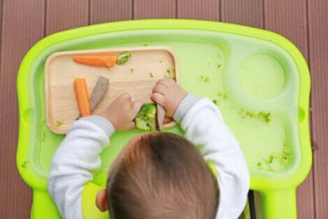 Μωρό τρώει λαχανικά