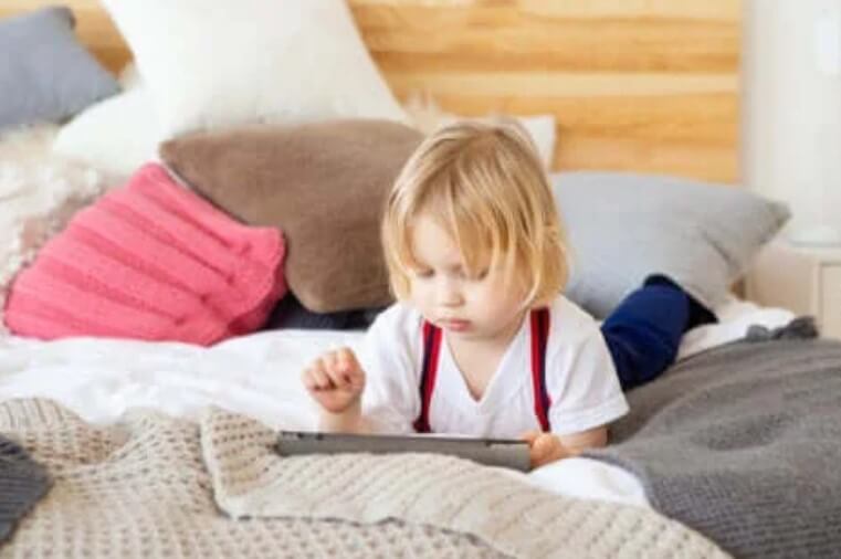 παιδί με κινητο