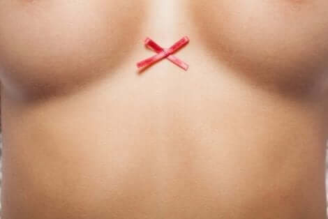 Στήθος γυναίκας με το σήμα κατά του καρκίνου