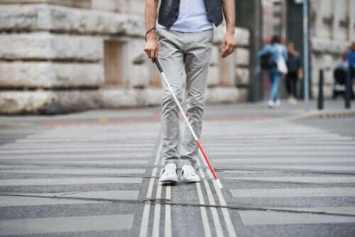 Τυφλό άτομο διασχίζει το δρόμο