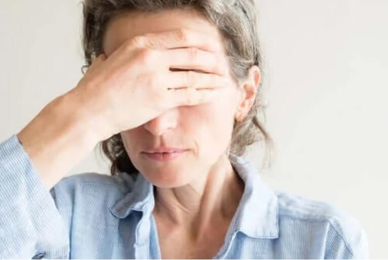 Ξηρά μάτια κατά την εμμηνόπαυση: Γιατί συμβαίνει;
