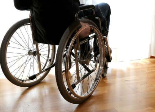 Άνδρας σε αναπηρικό καρότσι