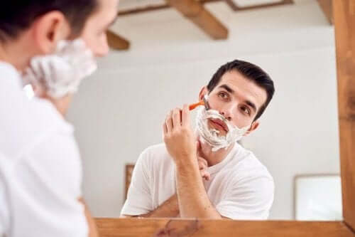 Άνδρας ξυρίζεται
