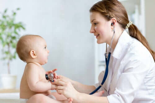 Γιατρός εξετάζει μωρό-νόσος Καβασάκι