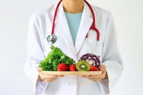 Γιατρός κρατά δίσκο με φρούτα και λαχανικά