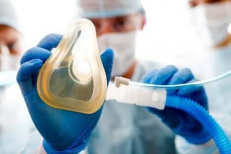 Γιατρός τοποθετεί μάσκα για αναισθησία σε ασθενή