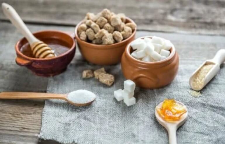 ζάχαρη άσπρη και μαύρη