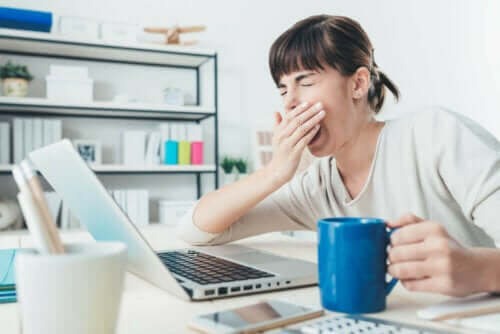 Γυναίκα χασμουριέται στη δουλειά από αδράνεια ύπνου