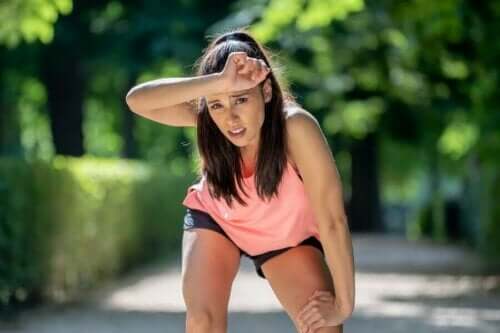 Γυναίκα κουρασμένη από τη γυμναστική αναπνέετε όταν γυμνάζεστε