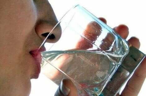 Γυναίκα πίνει νερό-διατροφή για τον διαβήτη